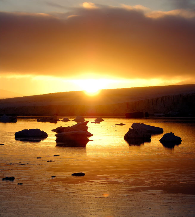 RoamRight celebrates the summer solstice by sharing this picture of a sunrise taken in Antarctica.