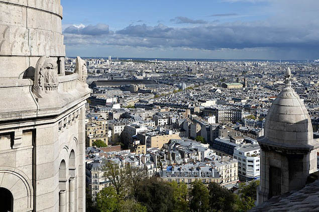 If you’re wondering where to
spend New Year’s Eve, consider Paris, a fun city to ring in the New Year.