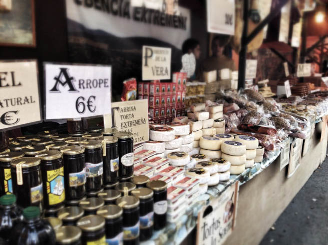 food market at which local farmers sell fruit and vegetables 